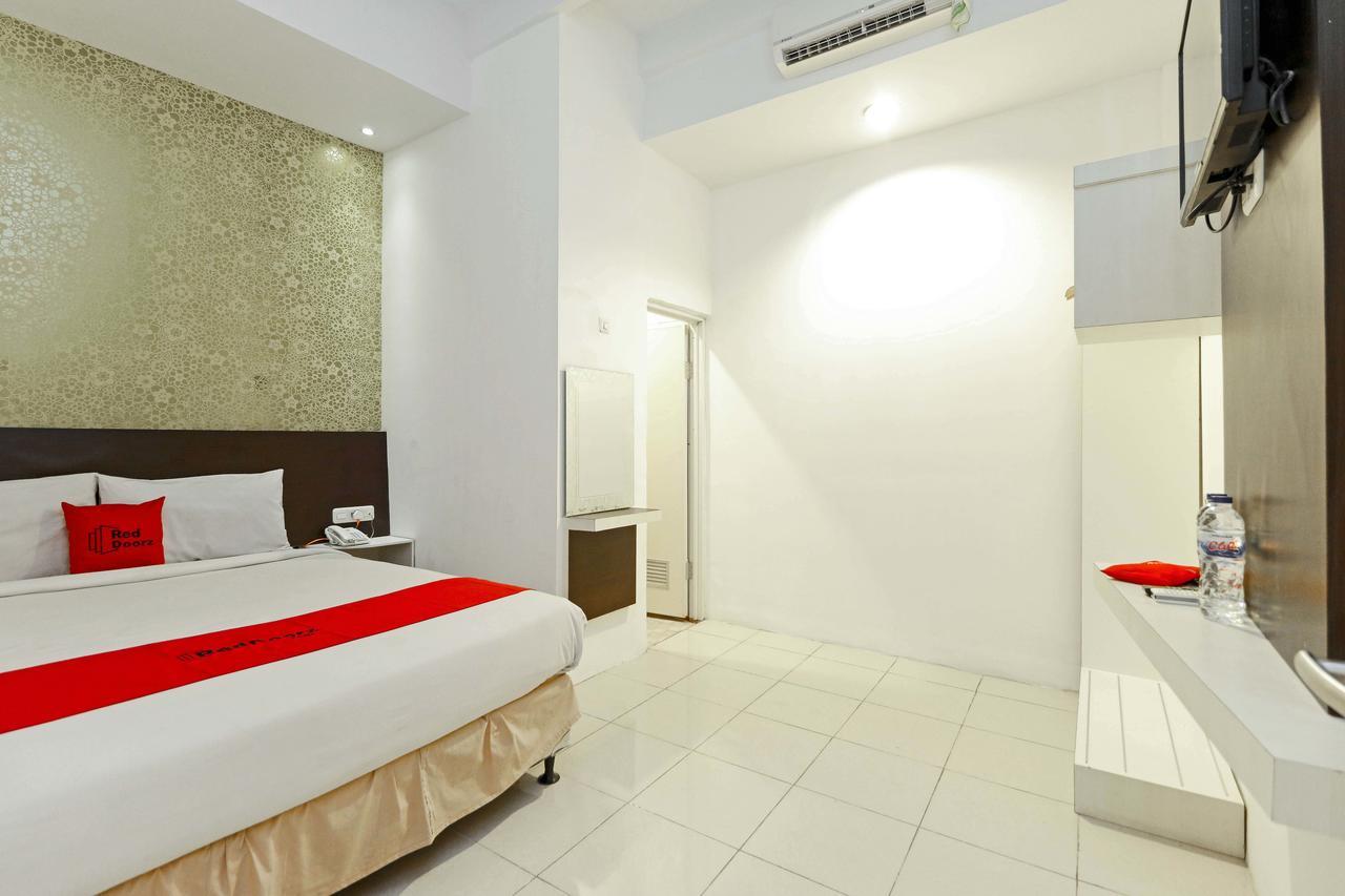 Reddoorz Plus Near Fort Rotterdam Makassar Bagian luar foto