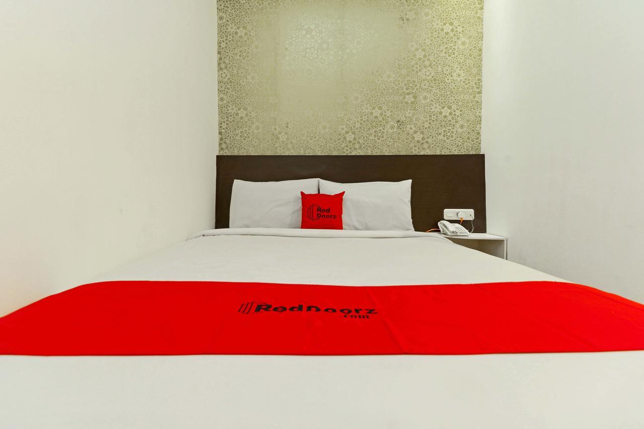 Reddoorz Plus Near Fort Rotterdam Makassar Bagian luar foto