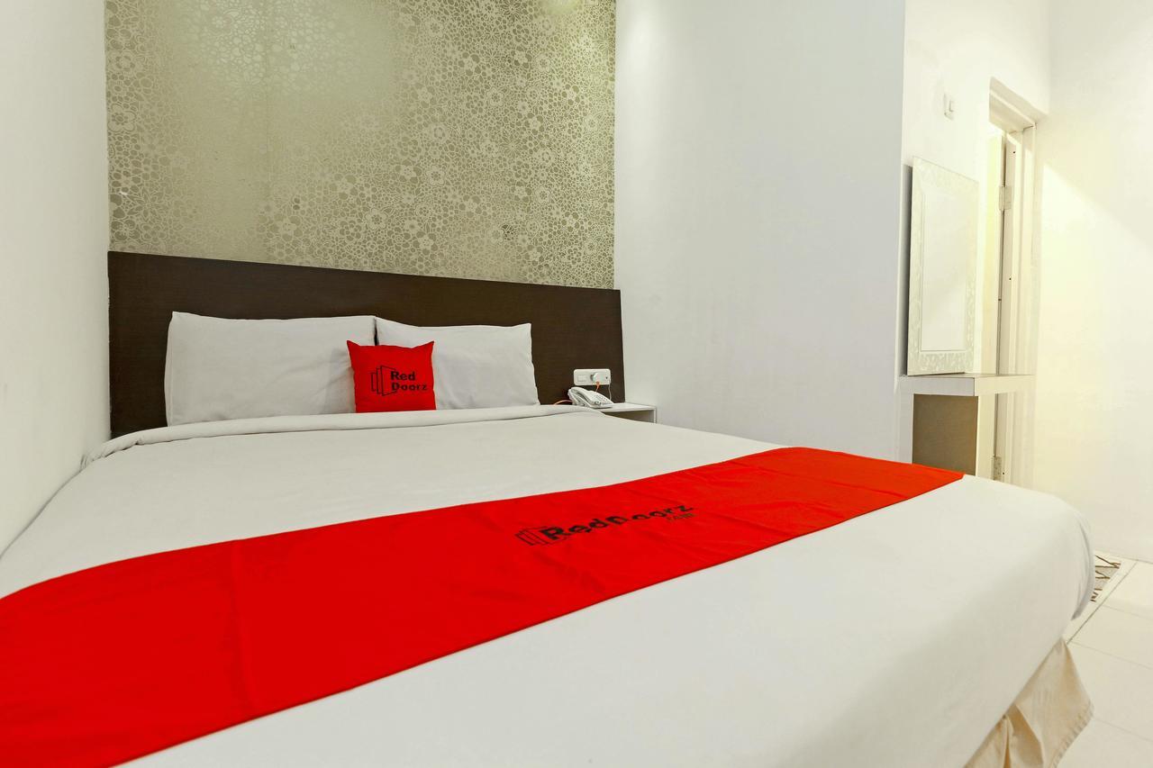 Reddoorz Plus Near Fort Rotterdam Makassar Bagian luar foto